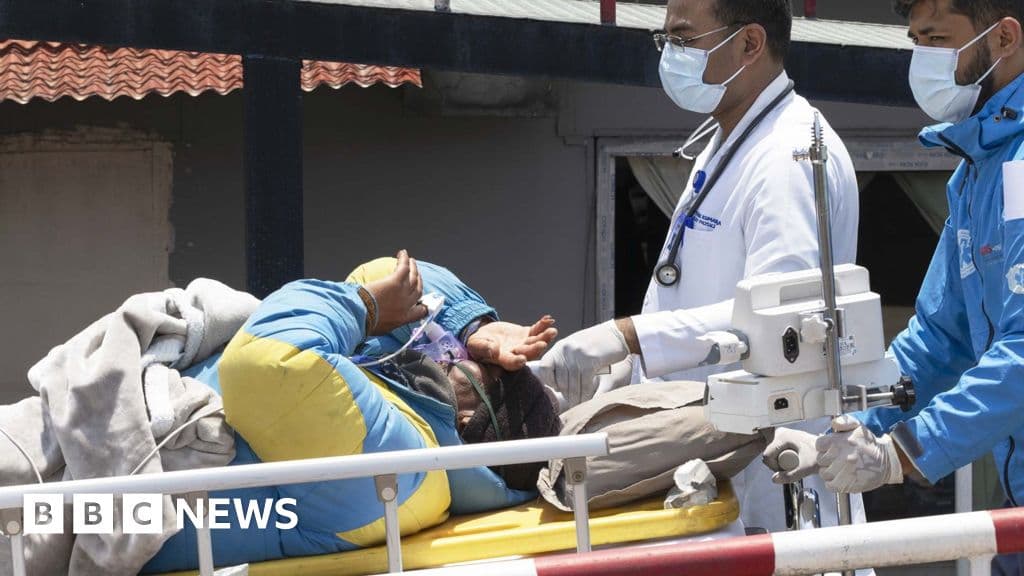 Mount Everest: Sherpa guide found alive after going missing for six days - BBC