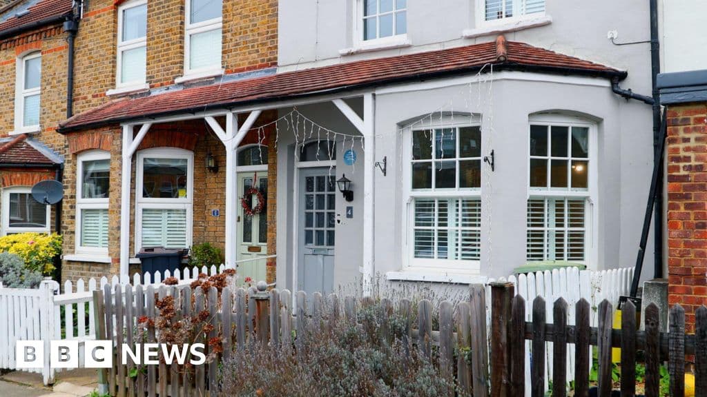 David Bowie's London childhood home set to open to the public - BBC